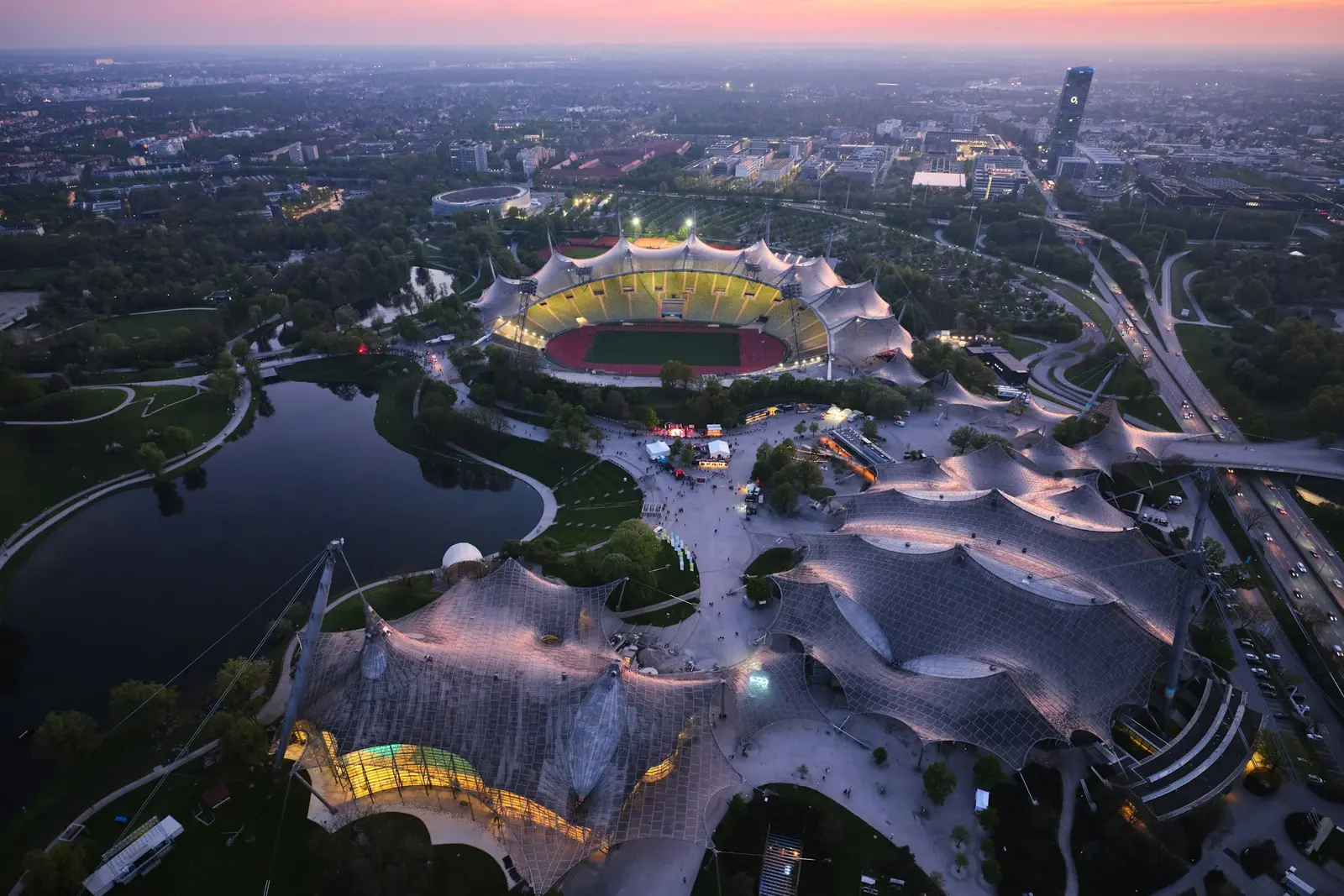 Münchner Skyline in der Abenddämmerung